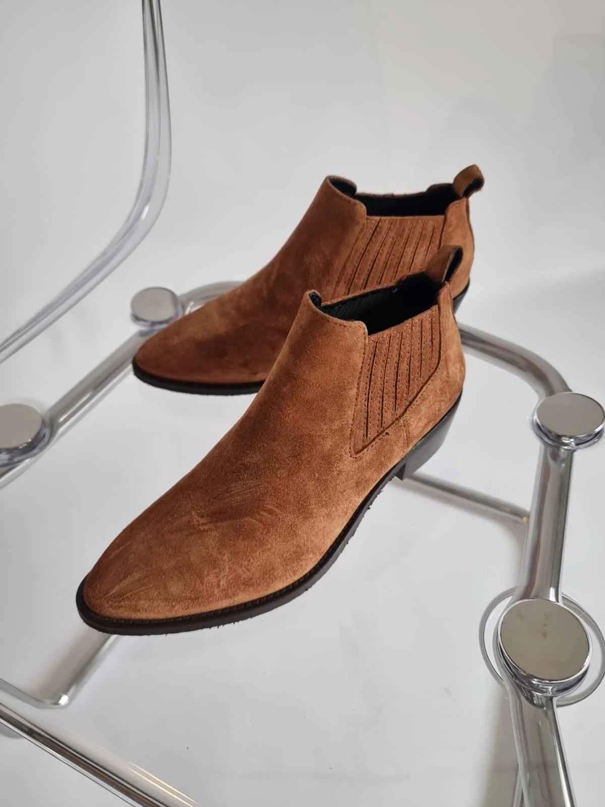 Aston Brown - Image 4