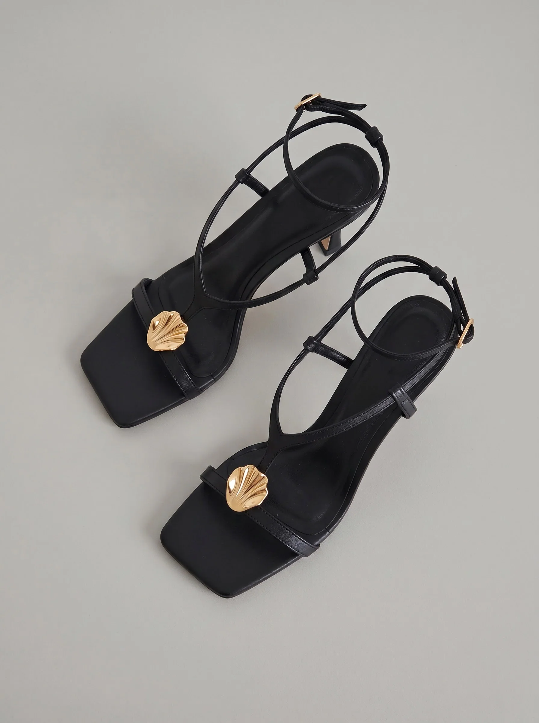 Capsule - Odette Black